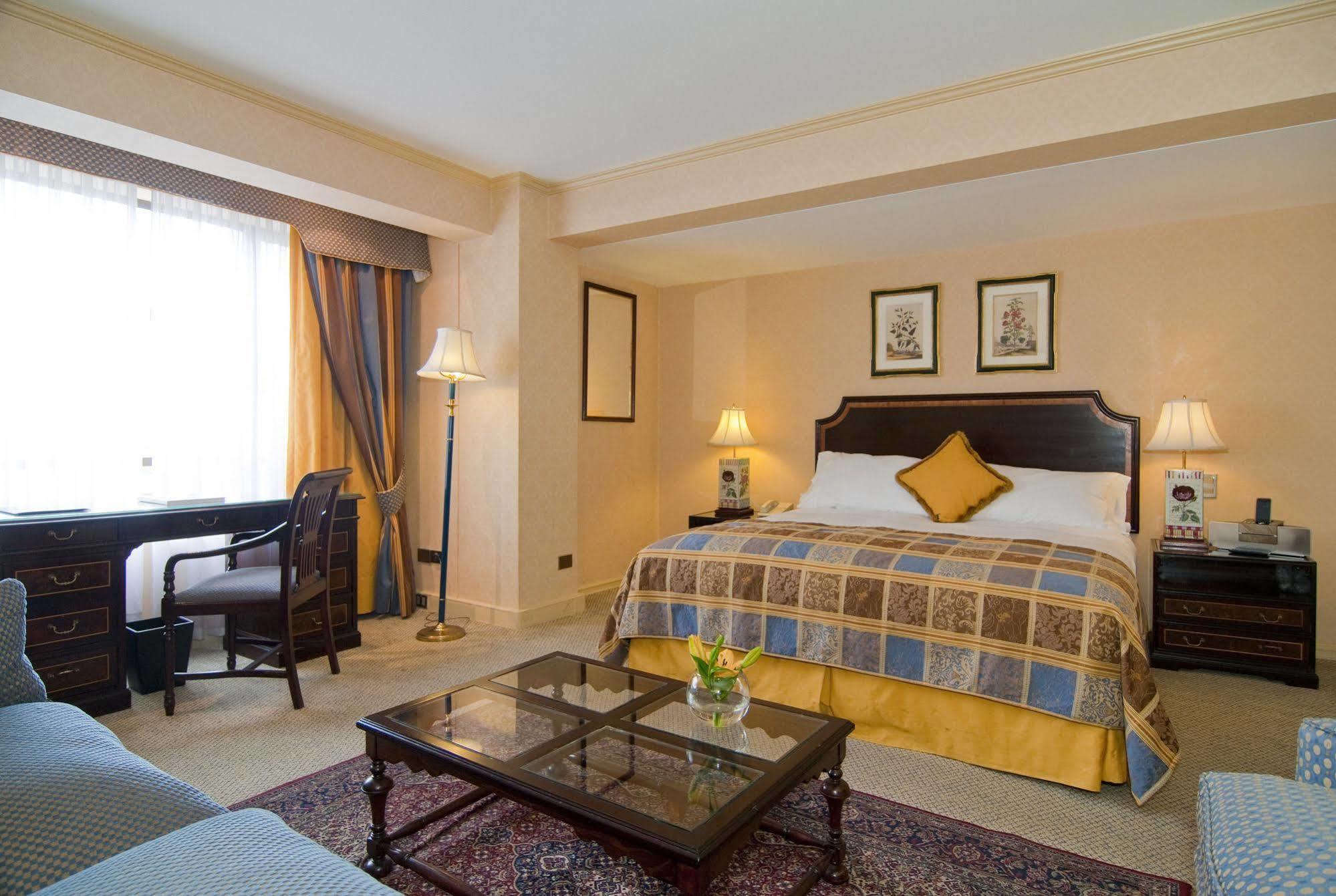 Отель Park Plaza Сантьяго Экстерьер фото